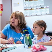 Popularita mezigeneračního učení stoupá v Česku i na Slovensku